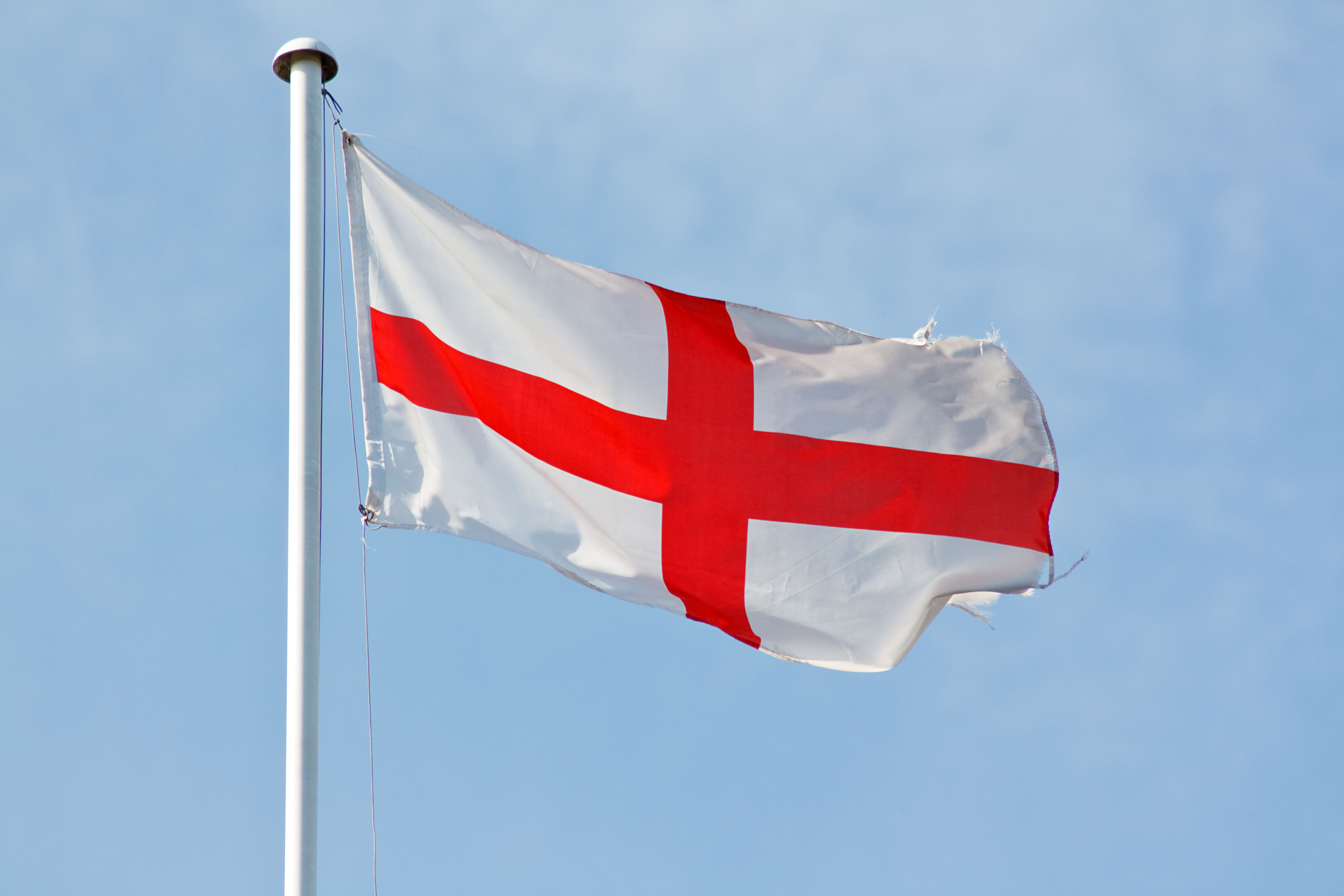英格兰国旗:圣乔治十字(红色十字在白色背景上)在蓝天下